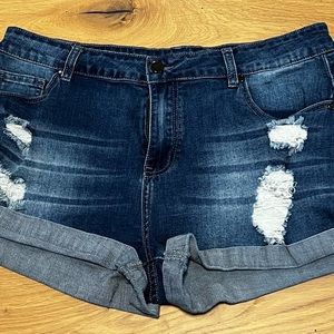 New without tags-Distressed short jeans, size XL